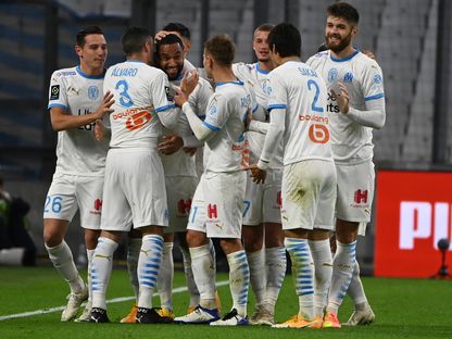 المدافع الفرنسي جوردان أمافي يحتفل مع زملائه في فريق مرسيليا بعد تسجيله هدفاً في شباك بوردو - AFP