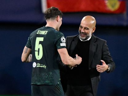 بيب غوارديولا مدرب مانشستر سيتي يحتفل مع جون ستونز بالفوز على فياريال بدوري أبطال أوروبا - 21 أكتوبر 2025 - Reuters