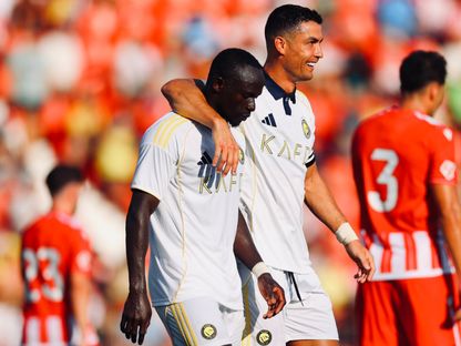 احتفال كريستيانو رونالدو نجم النصر مع زميله ساديو ماني بتسجيل هدف في مرمى ألميريا بمباراة ودية - 10 أغسطس 2025 - X/@AlNassrFC