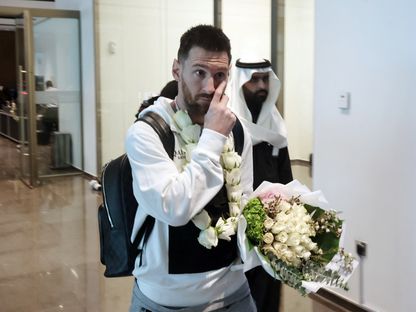 لحظة وصول ليونيل ميسي لاعب باريس سان جيرمان إلى المملكة العربية السعودية قبل المباراة  - رويترز 