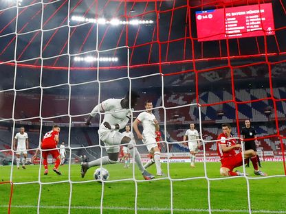 جانب من نصف نهائي كأس ألمانيا بين "بايرن ميونيخ" و"إينتراخت فرانكفورت" - REUTERS