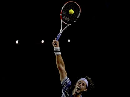 النمساوي دومينيك تيم يضرب الكرة بقوة خلال إحدى المباريات - AFP