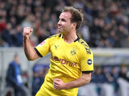 لاعب وسط دورتموند الألماني ماريو غوتزه يحتفل بتسجيل أحد الأهداف - AFP
