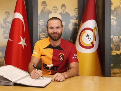 خوان ماتا خلال توقيعه العقد مع جلطة سراي - 08 سبتمبر 2022 - twitter/ @GalatasaraySK