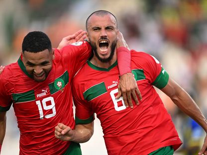 رومان غانم سايس قائد منتخب المغرب يحتفل مع زميله يوسف النصيري بهدفه في شباك تنزانيا - 17 يناير 2024 - X/CAF_Online