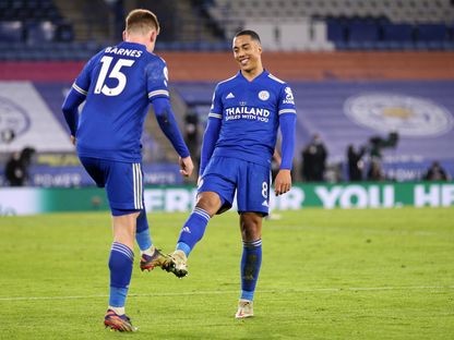 لاعب ليستر سيتي بارنز يحتفل مع زميله تيلزمان إثر تسجيله هدفاً في شباك ساوثهامبتون - AFP