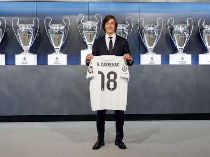 ألفارو كاريراس لاعب ريال مدريد الجديد يحمل القميص رقم 18 بعد توقيع العقد - 15 يوليو 2025 - realmadrid.com
