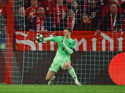 حارس مرمى بايرن ميونيخ مانويل نوير يتصدى لكرة أمام ريال مدريد في دوري أبطال أوروبا - 15 أبريل 2026 - Reuters
