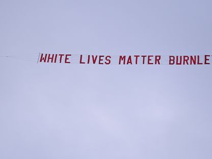 لافتة "حياة البيض مهمة" التي حلقت فوق ملعب "الاتحاد" خلال مباراة مانشستر سيتي - REUTERS