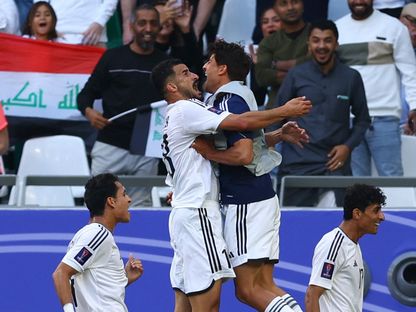 لاعبون من منتخب العراق يحتفلون بعد تسجيل هدف في مرمى اليابان بكأس آسيا - 19 يناير 2024 - Reuters 