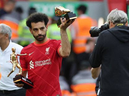 محمد صلاح مهاجم ليفربول يحمل جائزة الحذاء الذهبي وجائزة أكثر اللاعبين صناعة للأهداف في الدوري الإنجليزي الممتاز لموسم 2021-2022، 22 مايو 2022 - REUTERS