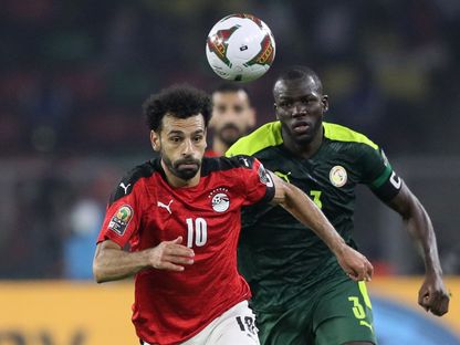 محمد صلاح لاعب المنتخب المصري يركض خلف الكرة في نهائي كأس أمم إفريقيا ضد السنغال - REUTERS