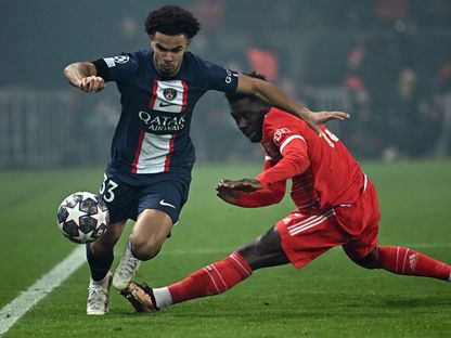 صراع على الكرة بين وارن زائير إيمري لاعب باريس سان جيرمان وألفونسو ديفيز لاعب بايرن ميونيخ - 14 فبراير 2023 - AFP