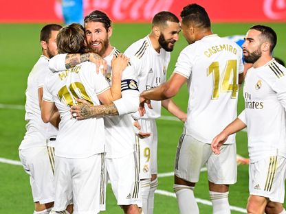 لاعبو ريال مدريد يحتفلون بهدف في مرمى فالنسيا ضمن مباريات الدوري الإسباني - AFP