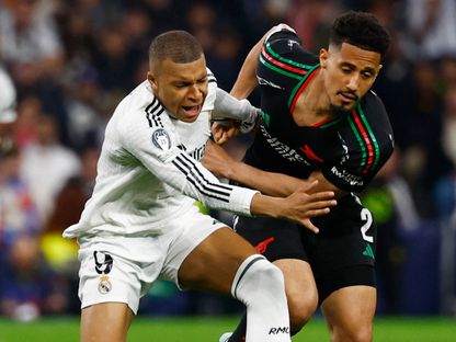 وليام ساليبا مدافع أرسنال في صراع على الكرة مع كيليان مبابي مهاجم ريال مدريد في إياب ربع نهائي دوري أبطال أوروبا - 16 أبريل 2025 - Reuters