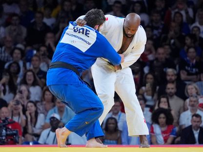 الإماراتي عمر معروف (القميص الأزرق) خلال مواجهة الفرنسي تيدي رينر في منافسات الجودو +100 كيلوغراماً في أولمبياد باريس 2024 - REUTERS