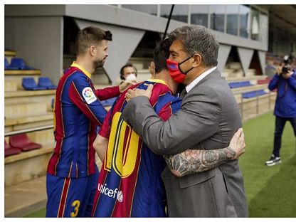 لابورتا يعانق ميسي في لقاء سابق بينهما بعد عودة الرئيس إلى النادي الكتالوني - FCB