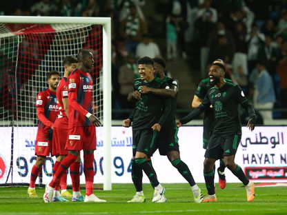 احتفال لاعبي النادي الأهلي بتسجيل الهدف الأول في مرمى ضمك بالدوري السعودي - 9 نوفمبر 2023 - X/@SPL