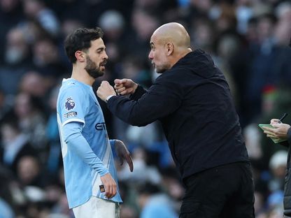مدرب مانشستر سيتي بيب غوارديولا يُعطي تعليمات لبرناردو سيلفا بمواجهة وست هام يونايتد بالدوري الإنجليزي الممتاز - 20 ديسمبر 2025 - Reuters