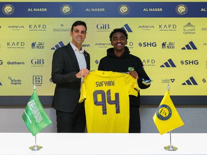 عبدالرحمن سفياني لحظة التوقيع الرسمي مع النصر السعودي لمدة 3 مواسم - 28 ديسمبر 2025 - X/@AlNassrFC