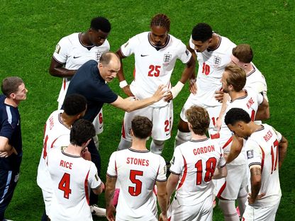 توماس توخيل مع لاعبي إنجلترا خلال مواجهة الأرجنتين في نصف نهائي كأس العالم - 15 يوليو 2026 - Reuters