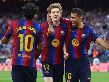 أنطوني غوردون يحتفل بهدفه مع لامين يامال ورودري خلال مباراة برشلونة وخيتافي بالدوري الإسباني - 10 أكتوبر 2026 - Reuters