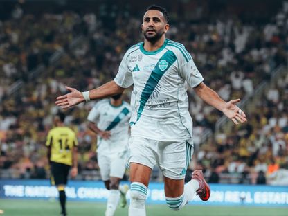 احتفال رياض محرز نجم الأهلي بتسجيل هدف في مرمى الاتحاد بالدوري السعودي - 8 نوفمبر 2025 - X/@ALAHLI_FC