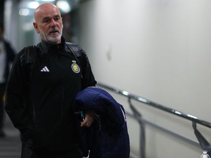 ستيفانو بيولي مدرب النصر لحظة وصول بعثة الفريق لإيران - 2 مارس 2025 - X/@AlNassrFC