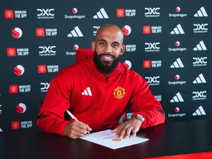 بريان مبيومو لدى توقيع عقده مع مانشستر يونايتد - 21 يوليو 2025 - X/@ManUtd