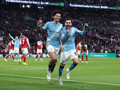 نيكو أورايلي (إلى اليسار) لاعب مانشستر سيتي يحتفل مع ريان شرقي بهدفه الأول في مرمى أرسنال في نهائي كأس الرابطة - 22 مارس 2026 - Reuters