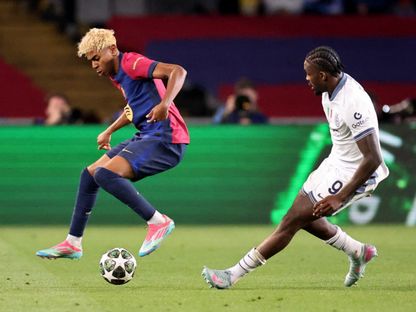 لامين يامال نجم برشلونة يرواغ ماركوس تورام لاعب إنتر بمهارة عالية في مباراة الفريقين بذهاب نصف نهائي دوري أبطال أوروبا - 30 أبريل 2025 - Reuters