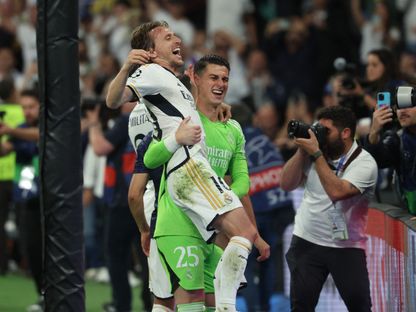 لوكا مودريتش وأندري لونين يحتفلان بفوز ريال مدريد على بايرن ميونيخ وتأهله إلى نهائي دوري أبطال أوروبا - 8 مايو 2024 - AFP