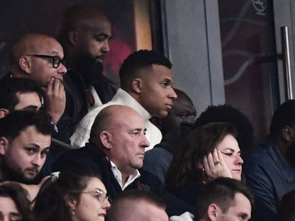 كيليان مبابي أثناء متابعة مباراة ليل وباريس سان جيرمان بالدوري الفرنسي - 5 أكتوبر 2025 - ْX/Ligue1