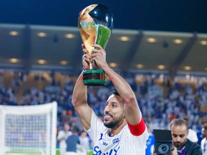 سالم الدوسري قائد الهلال يحمل كأس السوبر السعودي بعد التتويج باللقب - 17 أغسطس 2024 - X/@SaudiSuperCup