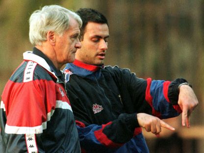 جوزيه مورينيو حين كان مساعداً لبوبي روبسون في تدريب برشلونة - 21 فبراير 1997 - Reuters
