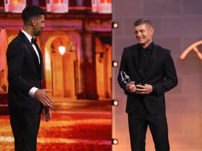نجم التنس الصربي نوفاك دجوكوفيتش يسلم توني كروس جائزة في حفل لوريوس - 20 أبريل 2026 - MARCA.com
