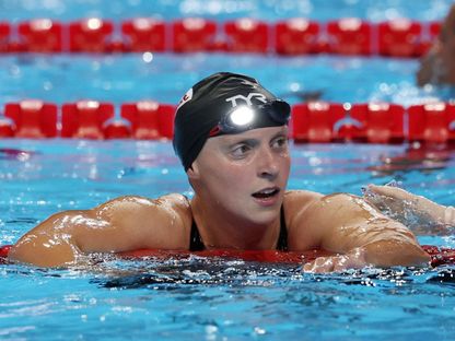 الأميركية كاتي ليديكي بعد الفوز بسباق 1500م حرة في بطولة العالم للسباحة - 29 يوليو 2025 - Reuters