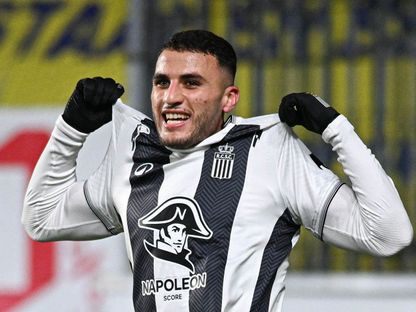 احتفال ياسين تيطراوي لاعب شارلروا بتسجيل هدف في مرمى خينت بالدوري البلجيكي - 18 يناير 2026 - X/@SportCharleroi