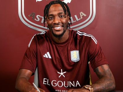 تامي أبراهام أثناء توقيع عقده مع أستون فيلا الإنجليزي - 27 يناير 2026 - X/AVFCOfficial