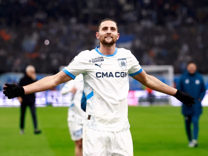 أدريان رابيو لاعب مارسيليا يحتفل بهدفه بمواجهة ليون في الدوري الفرنسي - 2 فبراير 2025 - Reuters