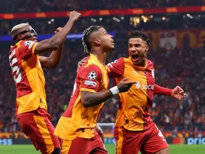 ماريو لامينا لاعب غلطة سراي (في المنتصف) يحتفل بهدفه في مرمى ليفربول - 10 مارس 2026 - Reuters