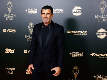 لويس فيغو يدير ظهره لبرشلونة ويقف في صف إنتر بدوري الأبطال