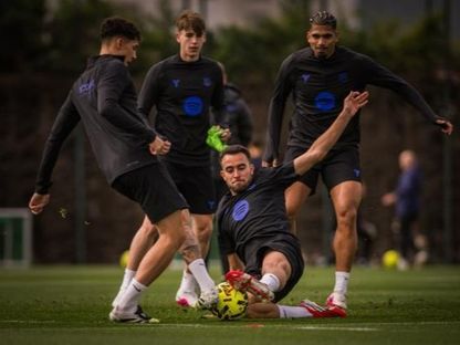 إيريك غارسيا يتدخل باتريسيو باسيفيكو (يسار الصورة) في تدريبات برشلونة - 4 مارس 2026 - X/@FCBarcelona