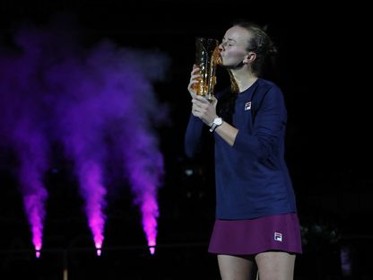 لاعبة التنس التشيكية باربورا كريتشيكوفا تقبل الجائزة التي أحرزتها عقب حصدها لقب بطولة أوسترافا المفتوحة للتنس، 9 أكتوبر 2022. - REUTERS