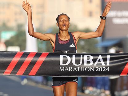 لحظة وصول العداءة الإثيوبية تيغيست كيتيما إلى خط النهاية لتفوز بماراثون دبي الدولي للسيدات - 7 يناير 2024 - dubaimarathon.org