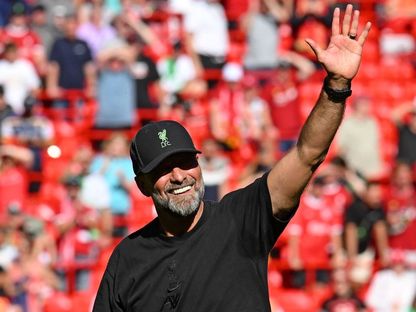 يورغن كلوب يحيي جمهور ليفربول بعد الفوز على أستون فيلا - 3 سبتمبر 2023 - Reuters