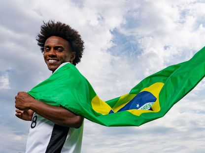 ويليان يرتدي قميص فريقه الجديد فولهام ويحمل علم البرازيل - 1 سبتمبر 2022 - www.fulhamfc.com