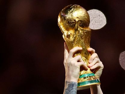 الأرجنتيني ليونيل ميسي يرفع كأس العالم في قطر - 18 ديسمبر 2022 - Reuters