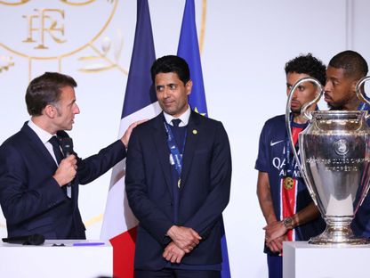الرئيس الفرنسي إيمانويل ماكرون يستقبل ناصر الخليفي رئيس باريس سان جيرمان ولاعبي الفريق - 1 يونيو 2025 - Reuters