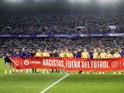 برشلونة يشارك في حملة "العنصريون خارج كرة القدم" - twitter/barcelona